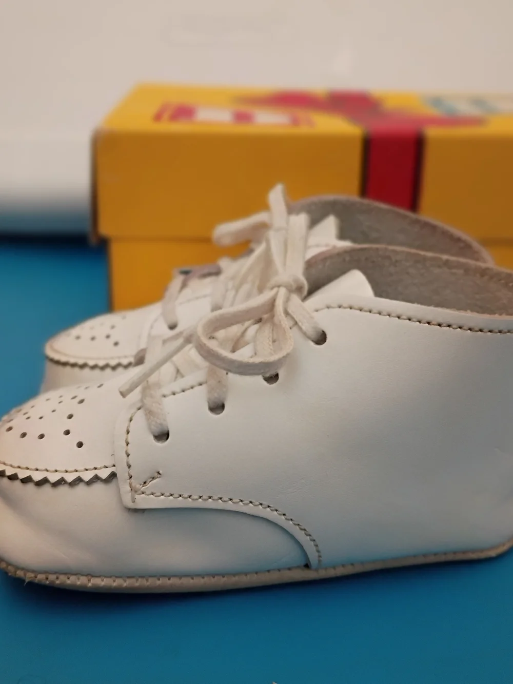 Stride Rite White Leather Scalloped Pre-Walkers Size 2